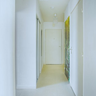 Exempel på en liten eklektisk hall, med vita väggar, vinylgolv, en enkeldörr, en vit dörr och beiget golv