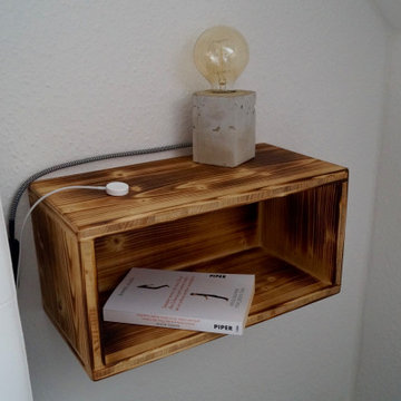 Nachttische an der Wand