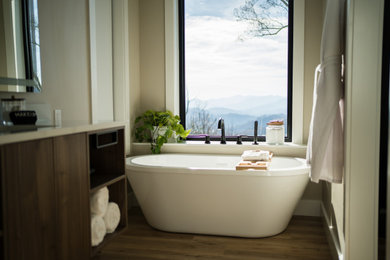 Example of a minimalist bathroom design in Other