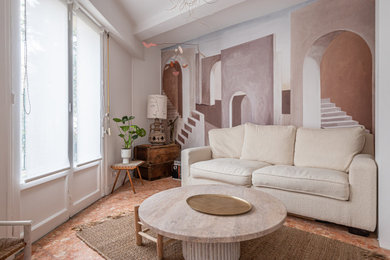 Idées déco pour un grand salon gris et rose méditerranéen ouvert avec une salle de réception, un mur rose, un sol en marbre, un téléviseur indépendant, un sol rose, du papier peint et éclairage.