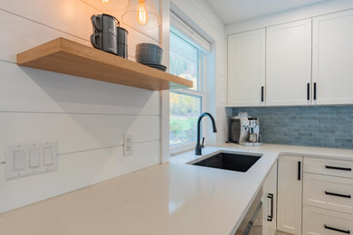 Example of a minimalist home design design in Vancouver