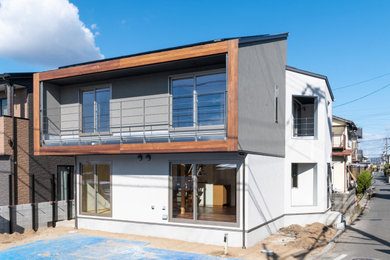 Foto de fachada de casa gris y negra minimalista de dos plantas con tejado de un solo tendido