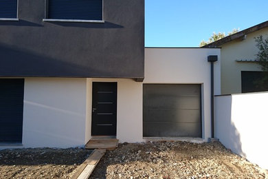 Inspiration pour une façade de maison design.