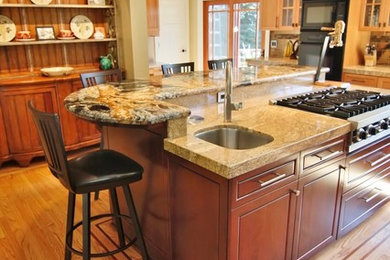 Example of a classic kitchen design in San Francisco