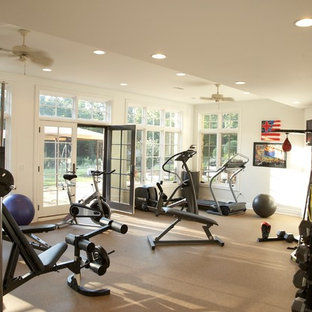 デトロイトのトラディショナルスタイルのおしゃれな多目的ジム (白い壁、ベージュの床) の写真