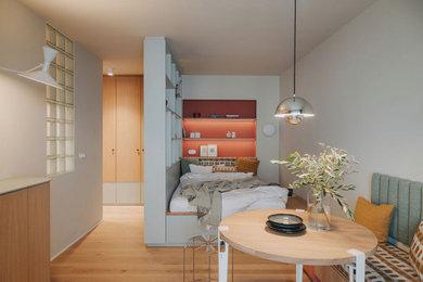 Offenes, Kleines Modernes Esszimmer mit grauer Wandfarbe, hellem Holzboden und braunem Boden in München