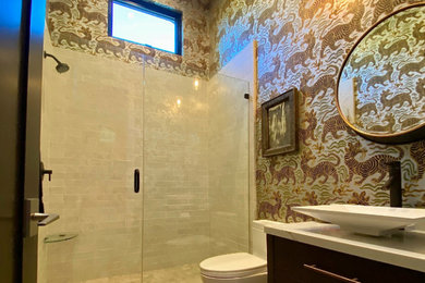 サンフランシスコにあるおしゃれな浴室 (アルコーブ型シャワー、開き戸のシャワー) の写真