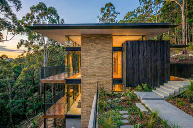 Design ideas for a modern two-storey house exterior in Gold Coast - Tweed.