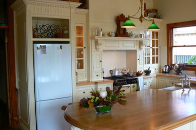 This is an example of a country kitchen in Adelaide.