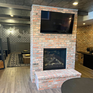 Lounge/Bar TV and Fireplace
