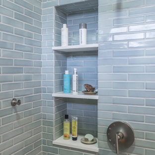 Immagine di una stanza da bagno padronale minimalista di medie dimensioni con doccia a filo pavimento, piastrelle blu, piastrelle in ceramica, pareti blu e pavimento con piastrelle in ceramica