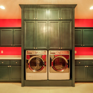 デンバーの巨大なラスティックスタイルのおしゃれな洗濯室 (落し込みパネル扉のキャビネット、緑のキャビネット、珪岩カウンター、セラミックタイルの床、左右配置の洗濯機・乾燥機、オレンジの壁) の写真