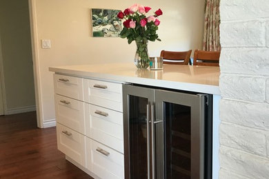 Inspiration for a mid-sized transitional kitchen remodel in Los Angeles