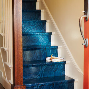 Inspiration för en liten eklektisk foajé, med beige väggar, mellanmörkt trägolv, en enkeldörr, en orange dörr och brunt golv