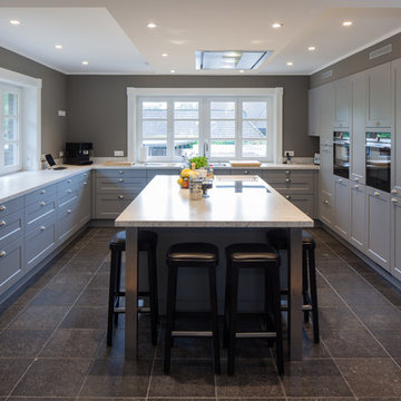 Klassische XXL-Wohnküche in zurückhaltendem Grau