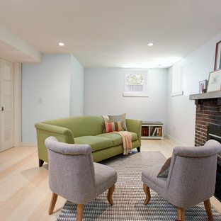 Diseño de sótano en el subsuelo actual, pequeño, con paredes azules, suelo de bambú y marco de chimenea de ladrillo