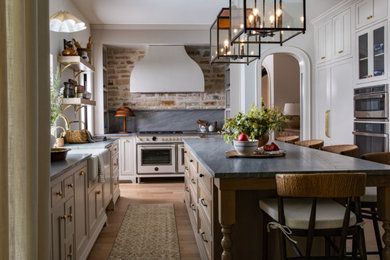 Kitchen - traditional kitchen idea in Oklahoma City