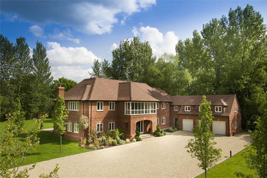 Photo of a contemporary home in Surrey.