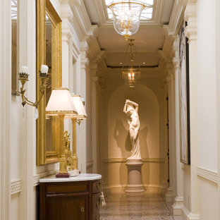 Inspiration för en vintage hall, med beige väggar och flerfärgat golv