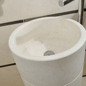 BAGNO IN TRAVERTINO CHIARO