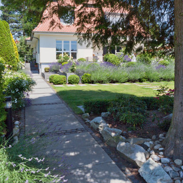 Moderne Weggestaltung im Eingangsbereich