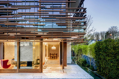 Mid-sized minimalist white two-story concrete exterior home photo in Vancouver