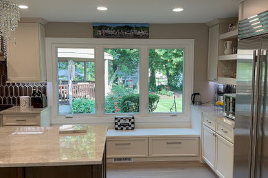 Kitchen - transitional kitchen idea in Chicago