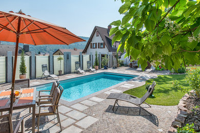 Mittelgroßer Moderner Pool in rechteckiger Form mit Natursteinplatten in Frankfurt am Main