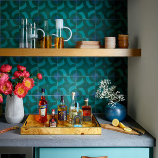 Foto di un piccolo angolo bar senza lavandino moderno con mensole sospese, ante blu, top in saponaria, paraspruzzi blu, paraspruzzi con piastrelle in ceramica e top grigio