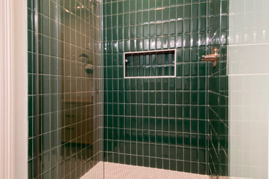 Imagen de cuarto de baño principal de tamaño medio con ducha empotrada, baldosas y/o azulejos verdes, suelo de baldosas de cerámica, suelo gris, ducha con puerta con bisagras y hornacina