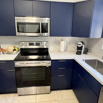 Modern Kitchen Remodel Done in Navy Blue Cabinets