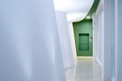 Example of a minimalist hallway design in Madrid