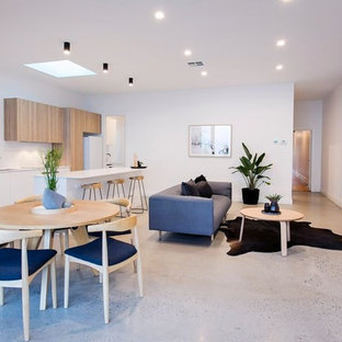 アデレードの中サイズのコンテンポラリースタイルのLDKの画像 (白い壁、コンクリートの床、暖炉なし)