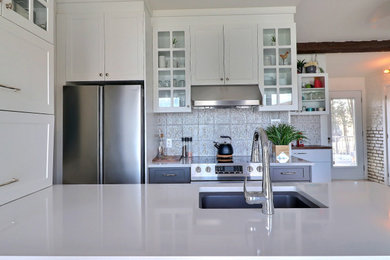 Example of a kitchen design in Miami