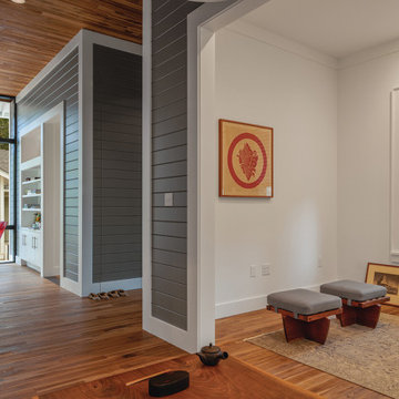 Entry Trot / Living Room
