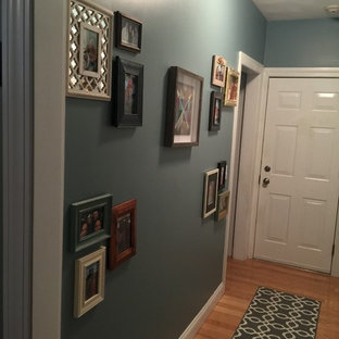 Idéer för en liten shabby chic-inspirerad hall, med blå väggar och ljust trägolv