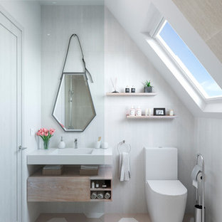 Esempio di una piccola stanza da bagno con doccia moderna con consolle stile comò, ante bianche, doccia a filo pavimento, orinatoio, piastrelle bianche, piastrelle in ceramica, pavimento con piastrelle in ceramica, lavabo integrato, pavimento beige, doccia aperta e top bianco