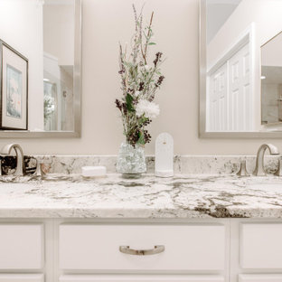 Badezimmer mit Wäscheaufbewahrung und gewölbter Decke Ideen, Design