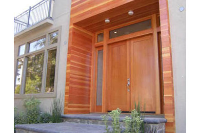 Example of a transitional exterior home design in Los Angeles
