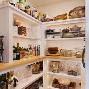 Idée de décoration pour une arrière-cuisine craftsman en L de taille moyenne avec un évier encastré, un placard à porte shaker, des portes de placard blanches, un plan de travail en quartz, une crédence blanche, une crédence en dalle de pierre, un électroménager en acier inoxydable, un sol en bois clair, un îlot central et un sol beige.