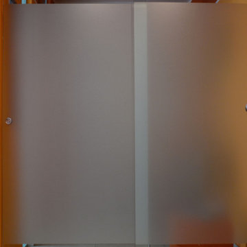 Sala d'aspetto con porta in vetro satinata per preservare la privacy visiva dei