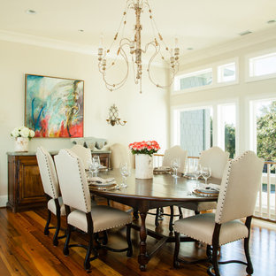 ウィルミントンの広いトラディショナルスタイルのLDKの画像 (ベージュの壁、無垢フローリング、暖炉なし)