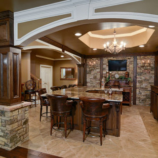 アトランタの大きいトラディショナルスタイルのおしゃれなホームバー (トラバーチンの床) の写真