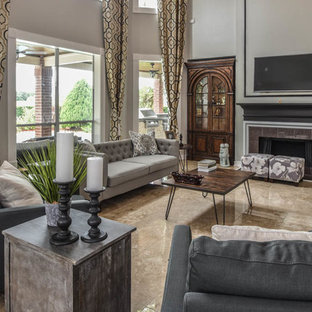 Inredning av ett modernt vardagsrum, med grå väggar, travertin golv, en standard öppen spis, en spiselkrans i trä och en väggmonterad TV