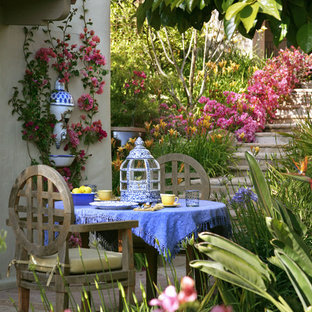 Geometrischer, Mittelgroßer, Halbschattiger Stilmix Garten neben dem Haus mit Gartenweg und Natursteinplatten in Santa Barbara
