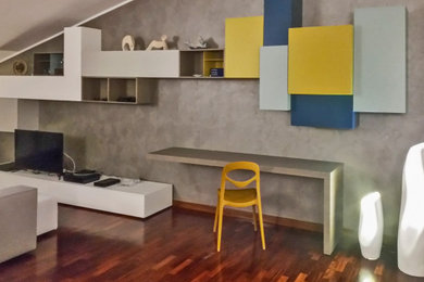 Ispirazione per un soggiorno design di medie dimensioni e aperto con pareti grigie, pavimento in legno verniciato e pavimento marrone