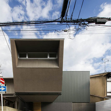 京都の中心でゆったりと時間の流れるプライベートコートを持つ生活空間 : 丸太町の住宅