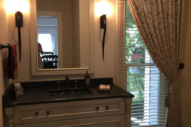 Powder room - traditional powder room idea in Chicago
