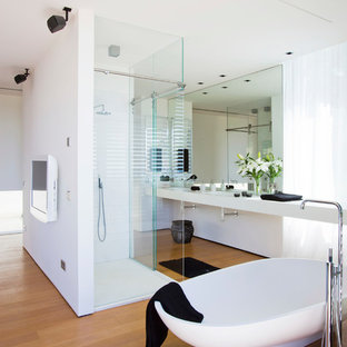 Bäder mit braunem Holzboden und Schiebetür-Duschabtrennung Ideen