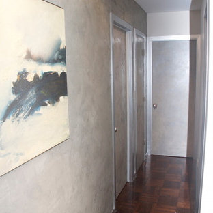 Idéer för en mellanstor eklektisk entré, med grå väggar, mellanmörkt trägolv, en enkeldörr, metalldörr och brunt golv